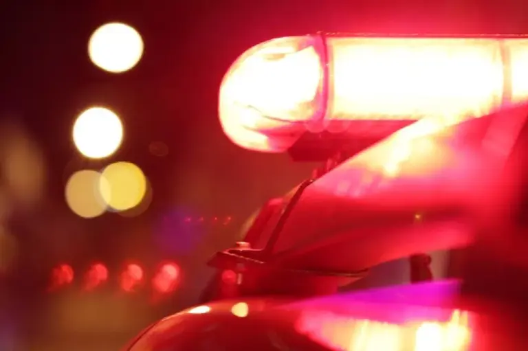 Homem ataca adolescente, sofre revide e apanha de skate