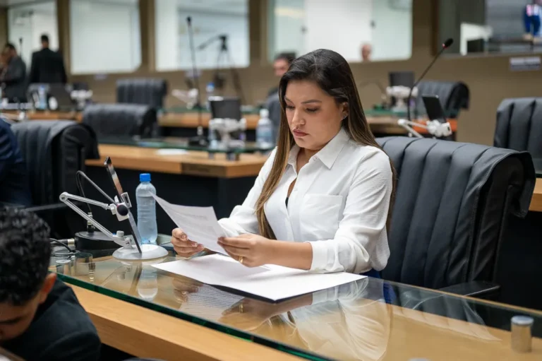 Deputada Joana Darc crítica contrato milionário da Prefeitura de Manaus com crematório de animais e falta de assistência aos animais vivos Deputada Joana Darc crítica contrato milionário da Prefeitura de Manaus com crematório de animais e falta de assistência aos animais vivos
