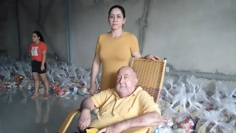 Empresário Aurivaldo Moreira de Almeida distribui cestas básicas e frangos para famílias carentes em Lábrea