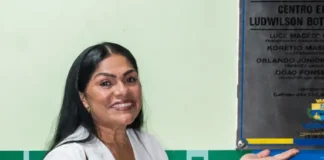 Viúva de Ludmilson Barros agradece homenagem e se emociona durante inauguração de Centro Cultural em Lábrea